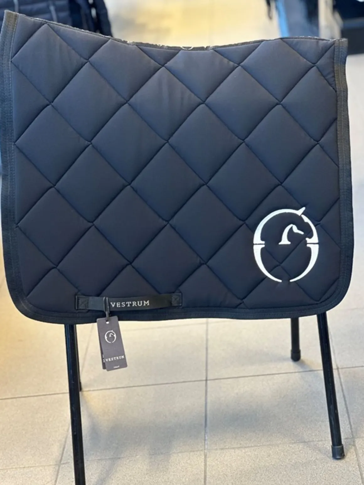 Vestrum Helsinki Dressur Schabrak Black/White